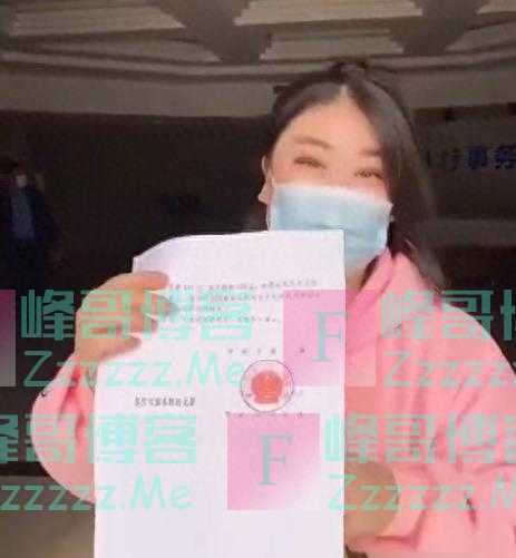 江苏一女子刚办完离婚手续，兴奋向闺蜜宣布，闺蜜不停道“恭喜”