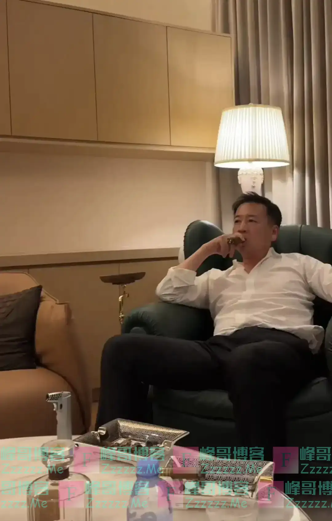 赖文峰近照:抽雪茄喝5万元的酒有点落寞,现任妻子比他小23岁