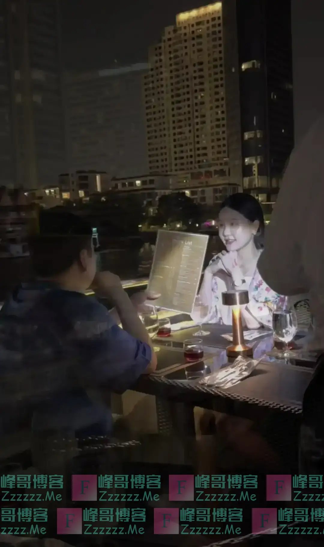 赖文峰近照：抽雪茄喝5万元的酒有点落寞，现任妻子比他小23岁