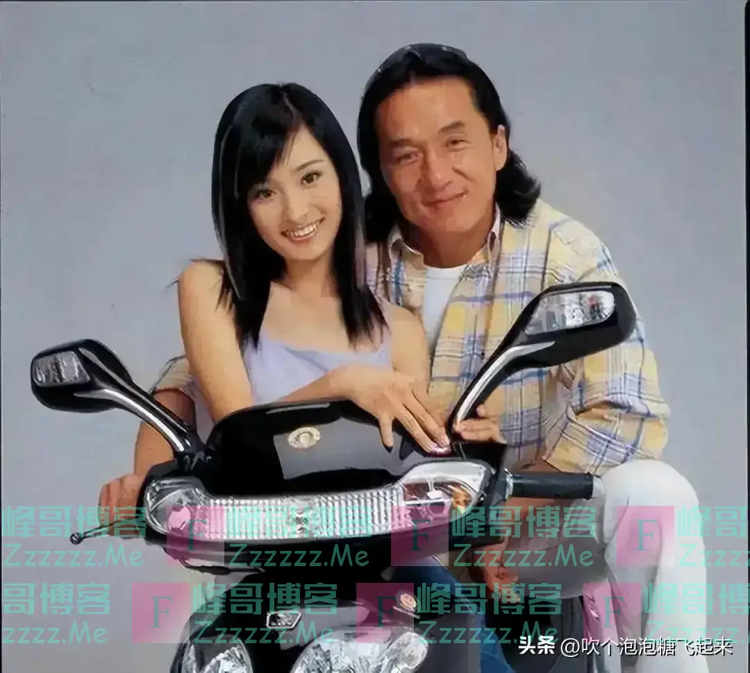 17岁的杨幂曾被49岁成龙搂在怀里,网友:整没整容这下真相了