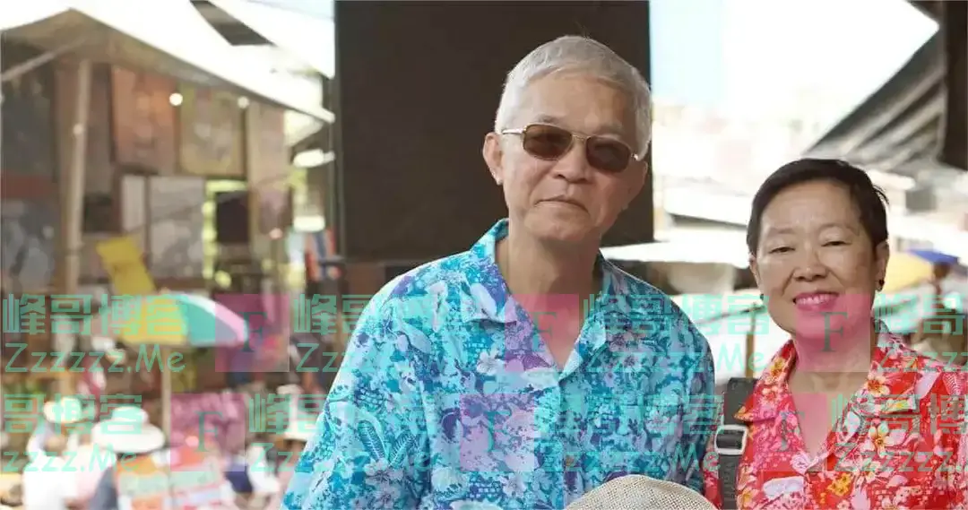 情侣在楼顶情不自禁,女子扎马步苦苦支撑,男友跪着反复调整姿势