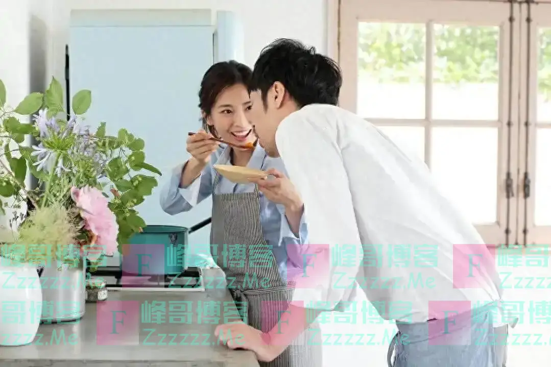 情侣在楼顶情不自禁,女子扎马步苦苦支撑,男友跪着反复调整姿势