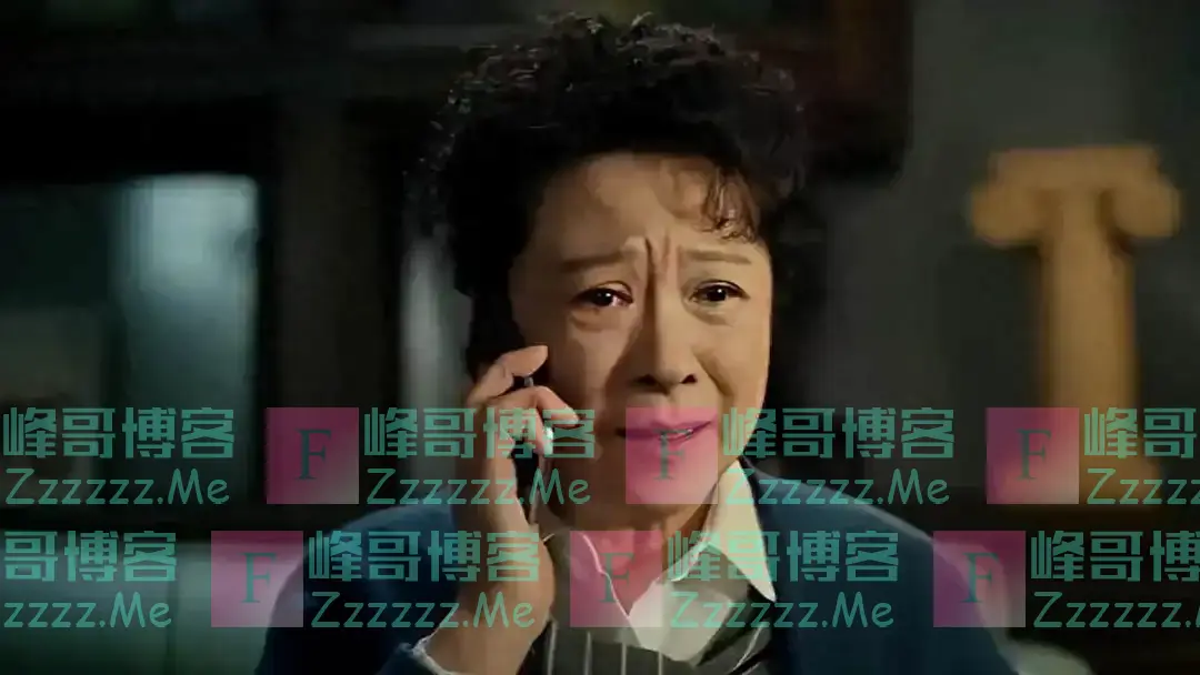 情侣在楼顶情不自禁,女子扎马步苦苦支撑,男友跪着反复调整姿势