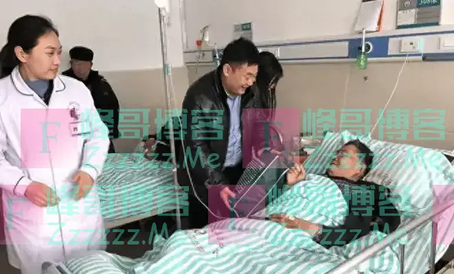 情侣在楼顶情不自禁,女子扎马步苦苦支撑,男友跪着反复调整姿势