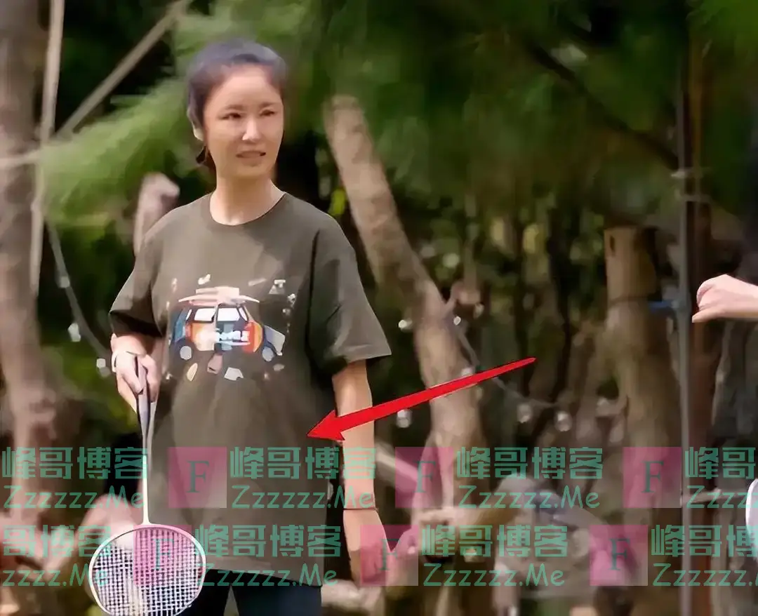 47岁林心如老到认不出!穿宽松T恤显苍老,素颜出镜似寻常大婶