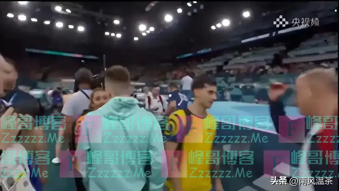 泪目！白俄罗斯选手小心翼翼穿过人群找到中国队，又怕不理自己