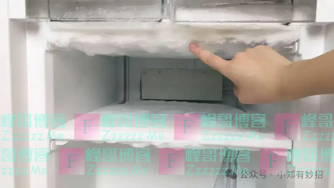 冰箱结冰不用铲,只需要一个塑料瓶,冰块自动脱落,效果太神了