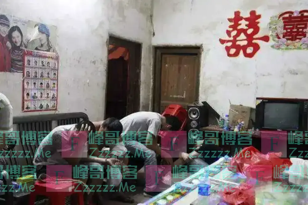 嫂子放三级片勾引小叔子，两人缠绵过后，小叔子用鞋带将她勒死