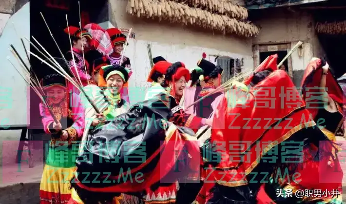 湖北5男子自驾四川偶遇彝族婚礼,随礼600吃喜酒,走时却被拦住