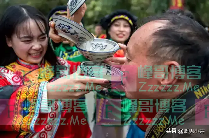 湖北5男子自驾四川偶遇彝族婚礼,随礼600吃喜酒,走时却被拦住