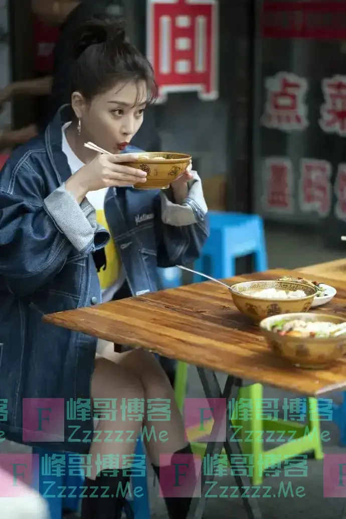 殷桃吃路边摊被偶遇！丸子头配马丁靴少女感十足，70后看着像00后