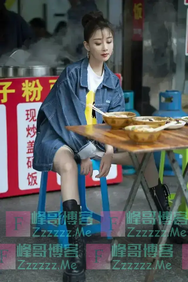 殷桃吃路边摊被偶遇！丸子头配马丁靴少女感十足，70后看着像00后