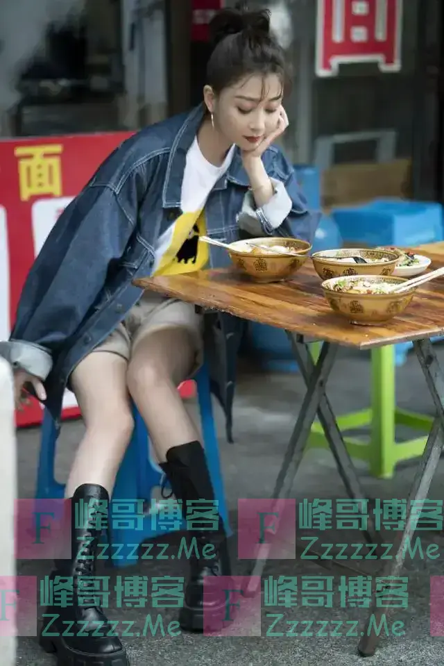 殷桃吃路边摊被偶遇！丸子头配马丁靴少女感十足，70后看着像00后