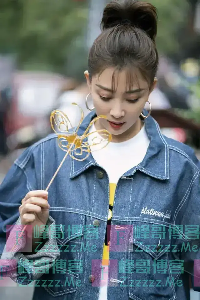 殷桃吃路边摊被偶遇！丸子头配马丁靴少女感十足，70后看着像00后