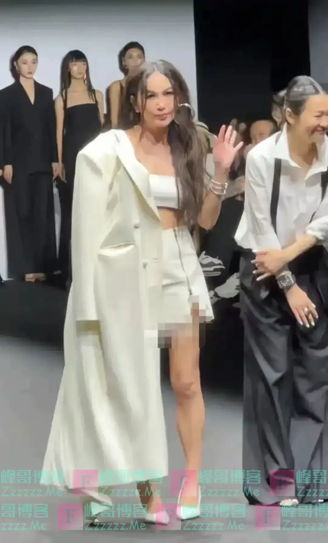 太吓人了！58岁的温碧霞强行装嫩，披头散发，脖子前倾像驼背