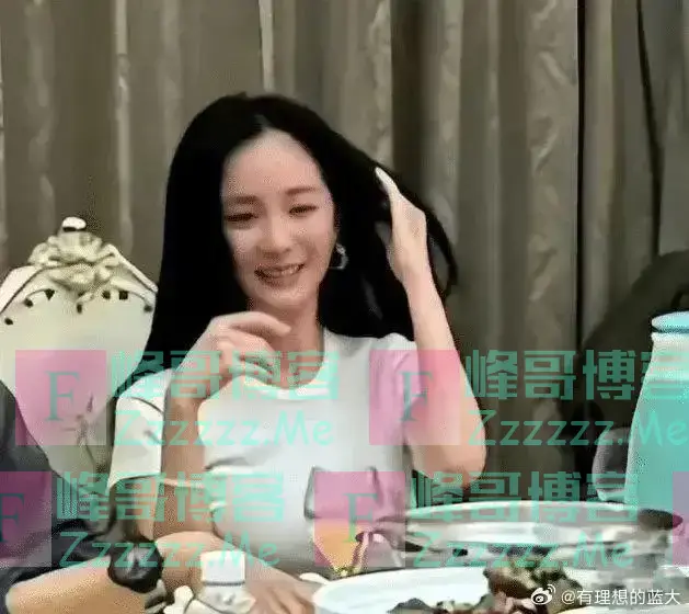 杨幂“陪酒照”曝光，原来女明星在酒桌上，看起来也挺普通