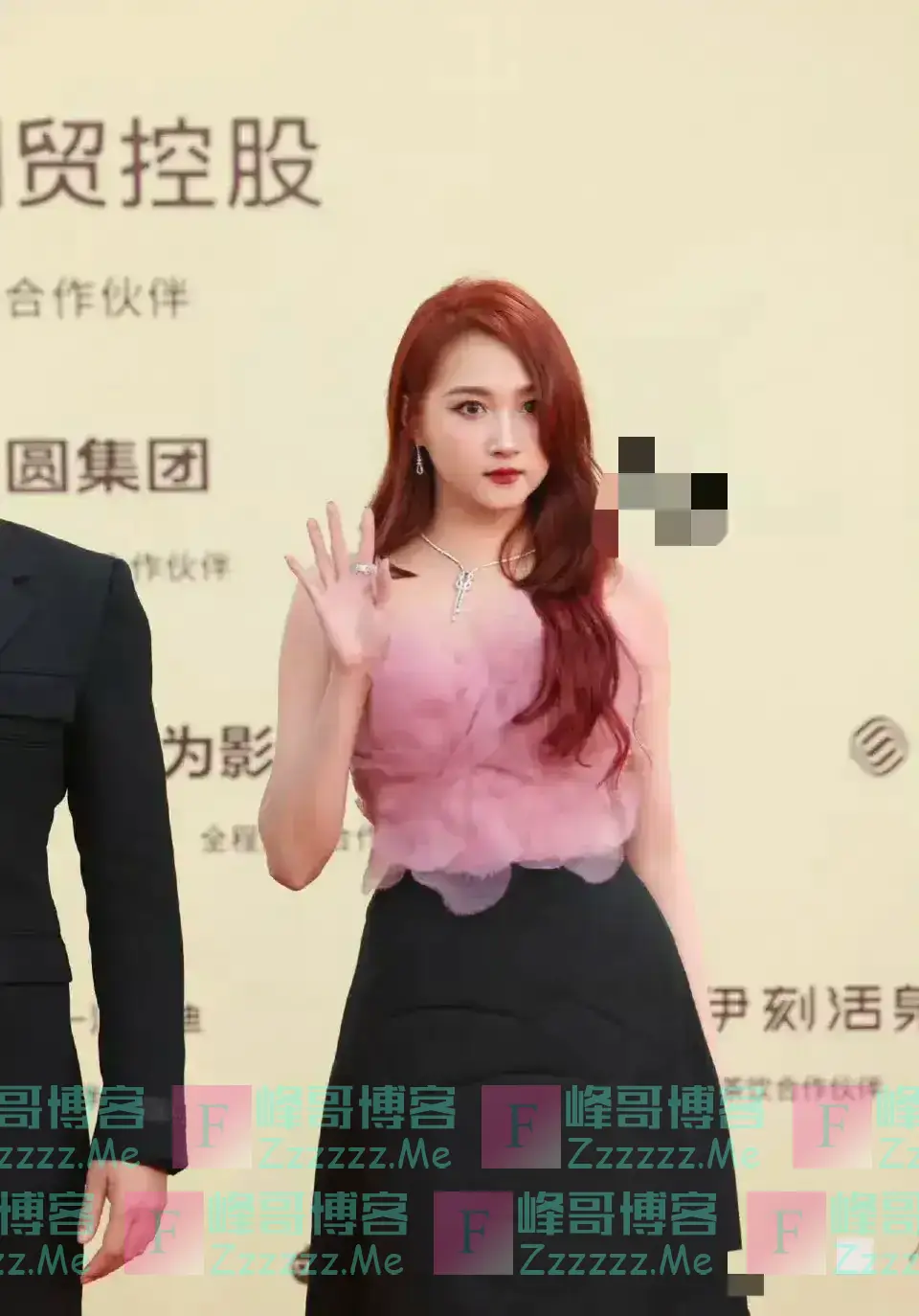 关晓彤金鸡红毯造型被嘲，比例太虐，和苗苗同框竟然惨被秒了