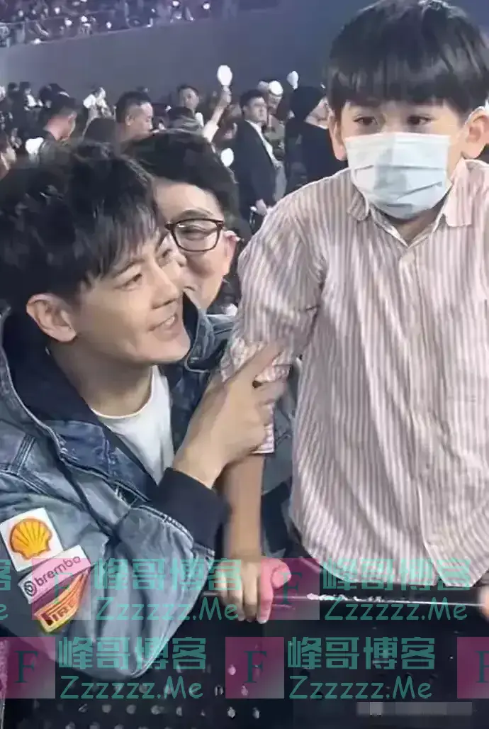林志颖现身周杰伦演唱会,50岁似冻龄,双胞胎儿子高发际线太抢眼