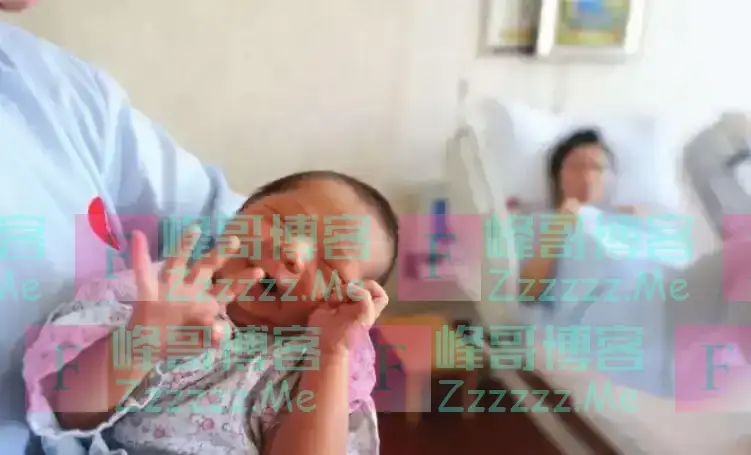 “踩生”不是迷信，孩子出产房后，第一个抱他的人确实很重要