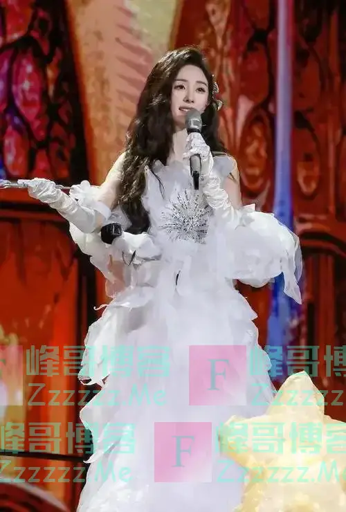 杨幂跨年夜唱跳被骂又油又尬!网友:一把年纪妇人,就别装少女了