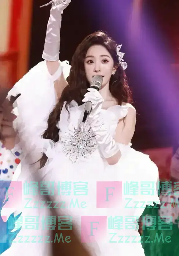 杨幂跨年夜唱跳被骂又油又尬!网友:一把年纪妇人,就别装少女了