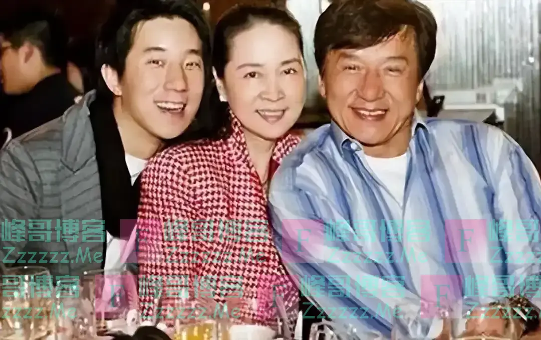 70岁成龙为爱妻林凤娇庆生，穿情侣装难掩老态，大哥真的老了！