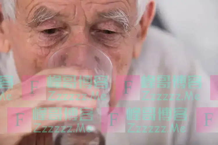 68岁老汉半夜心梗离世，医生提醒：夜间再口渴，也不要喝这3种水