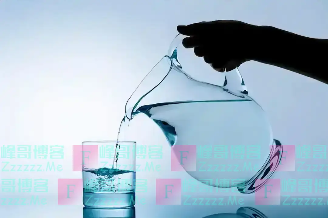 68岁老汉半夜心梗离世,医生提醒:夜间再口渴,也不要喝这3种水