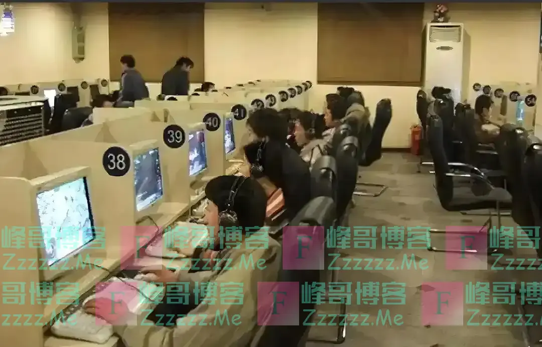 02年的刘亦菲，手持1.6万索尼电脑，背后的水果堆我至今也吃不起