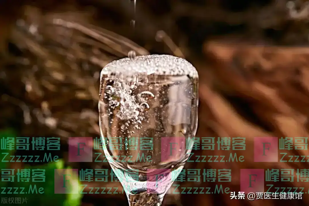 吃晚饭时，长期喝点白酒的人，身体会怎样呢？一文讲清！