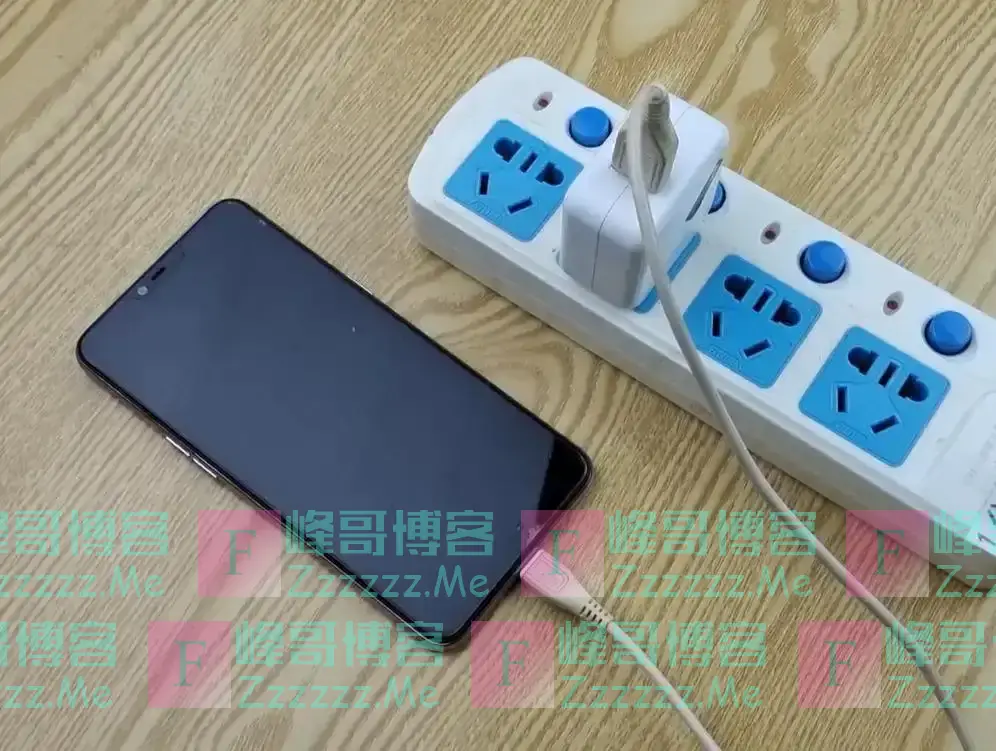 还敢长期不拔充电器?第一种后果根本无法承受,看完提醒家人
