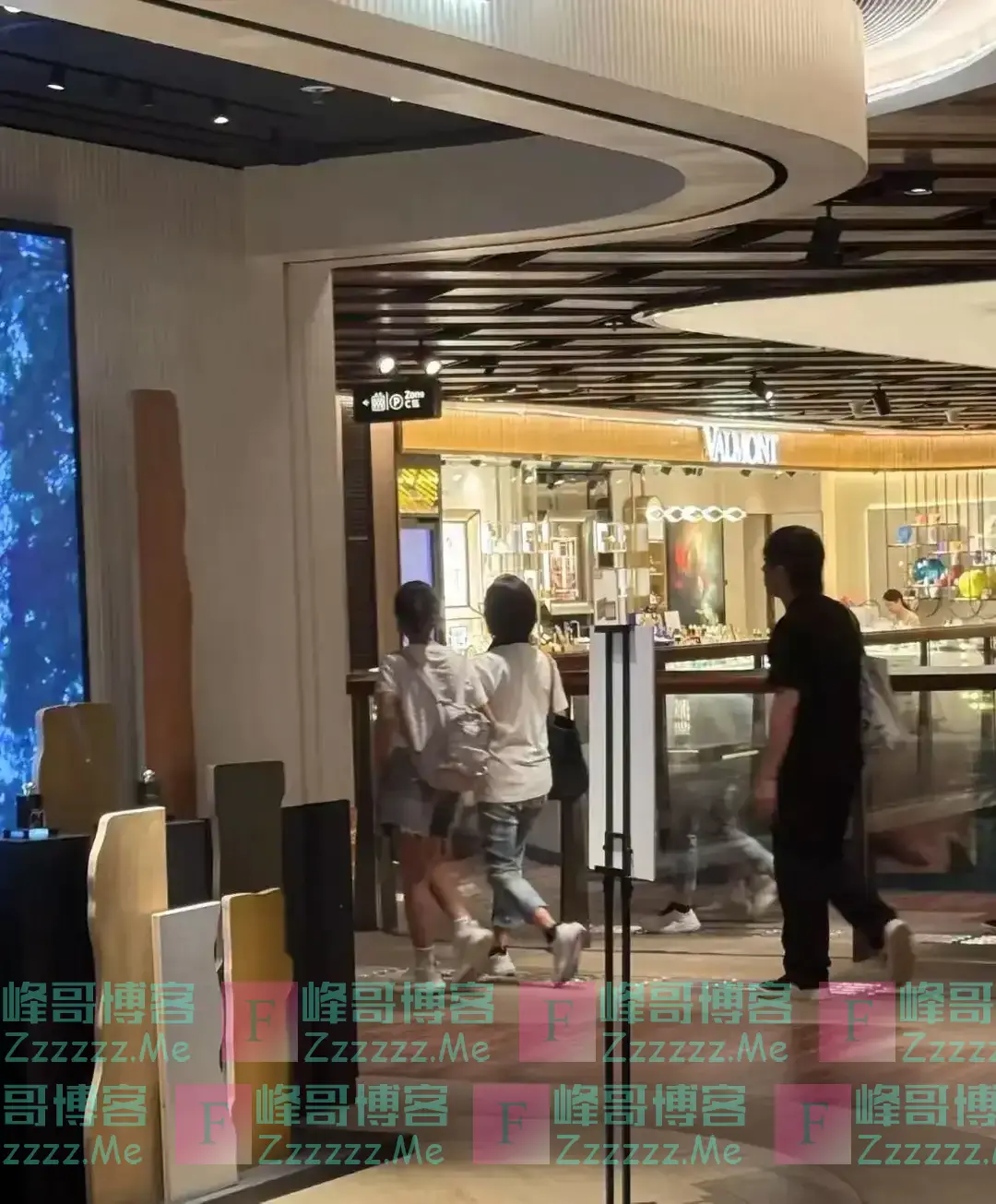 错过周星驰,下嫁黄贯中,如今52岁住深山破房子,开两万元小破车