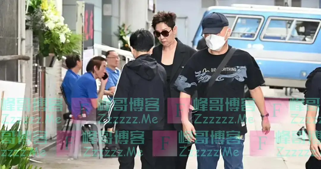 60岁港星吃席打包剩酒,目光呆滞摇酒瓶令人心酸,美人迟暮好凄凉