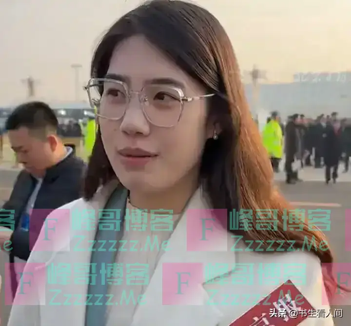 两会要求不准化妆,张雨菲素颜太美了,皮肤白皙没有毛孔笑容甜美