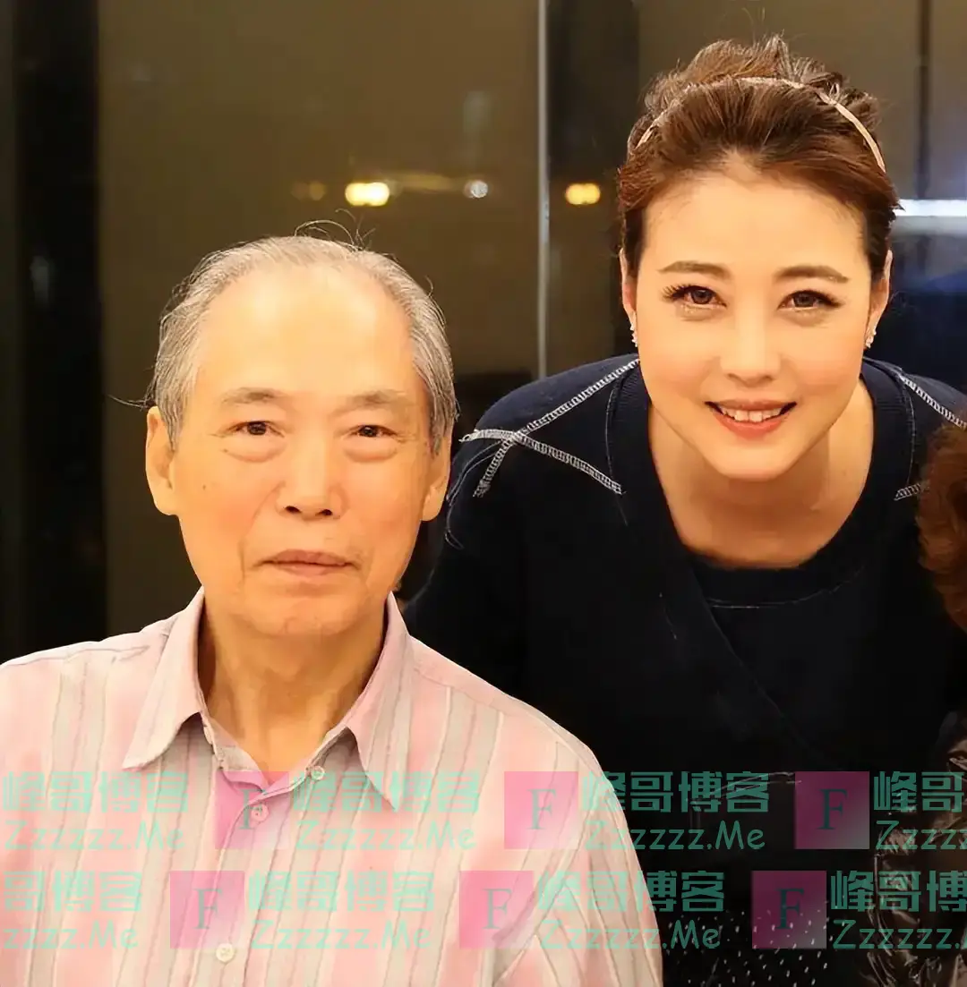 北京周海媚墓地：无儿无女，墓碑造型奇特，坟冢上一句话令人深思