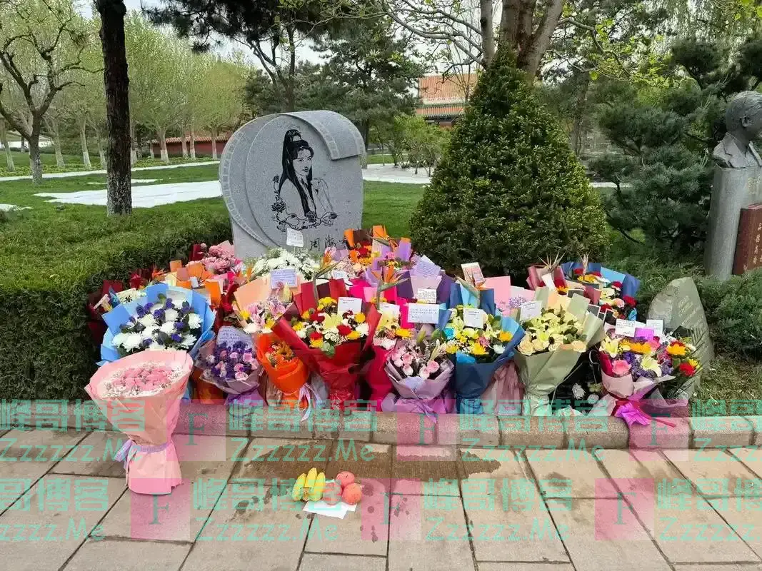 北京周海媚墓地：无儿无女，墓碑造型奇特，坟冢上一句话令人深思